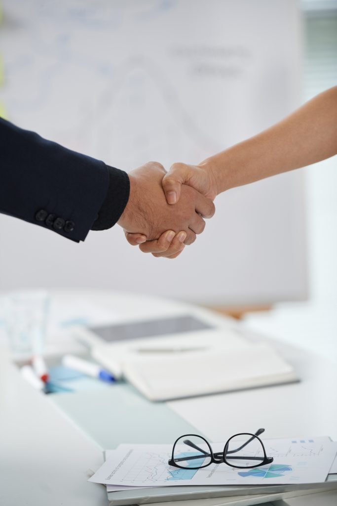 Poignée de main professionnelle entre deux personnes en réunion